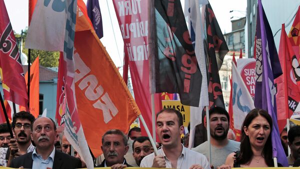 Protesters from unions and the pro-Kurdish Democratic Party of Peoples (HDP) chant slogans against any Turkish forces intervention in Syria, during a march in Istanbul, Thursday, July 2, 2015 - Sputnik International