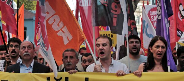 Protesters from unions and the pro-Kurdish Democratic Party of Peoples (HDP) chant slogans against any Turkish forces intervention in Syria, during a march in Istanbul, Thursday, July 2, 2015 - Sputnik International