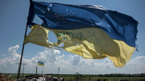 A Ukrainian flag flutters at the Ukrainian position in Marinka, near Donetsk, eastern Ukraine, Friday, June 5, 2015 - Sputnik International
