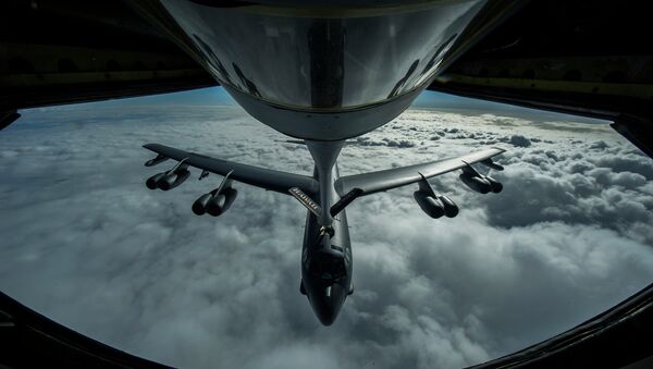 A B-52 Stratofortress is refueled in-flight over the Pacific Ocean. - Sputnik International