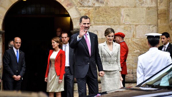 Spain's King Felipe VI walks with Queen Letizia - Sputnik International