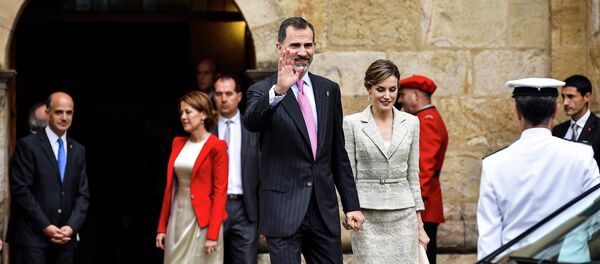 Spain's King Felipe VI walks with Queen Letizia - Sputnik International