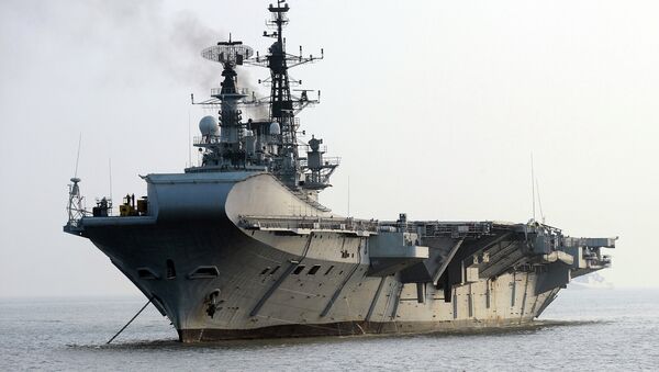 Indian Navy's aircraft carrier INS Viraat is anchored off Mumbai harbour after an operational demonstration as a pre-cursor to the upcoming President's Fleet Review ( PFR-11) on November 14, 2011 - Sputnik International