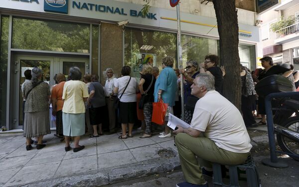 Pensioners wait in front of a National Bank branch to receive part of their pensions at an Athens neighborhood, in Greece July 9, 2015 - Sputnik International