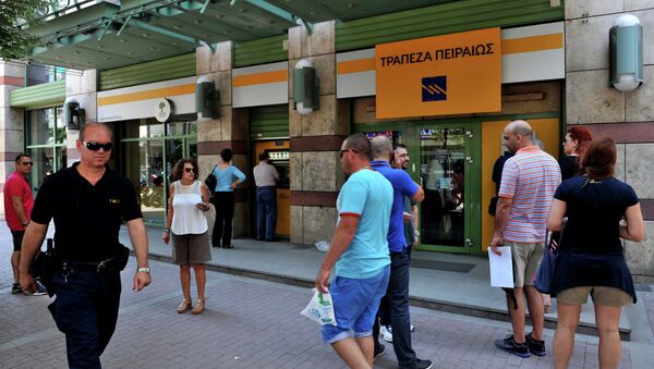 People queue outside a bank in Thessaloniki on July 6, 2015 - Sputnik International