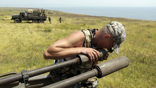 Anti-aircraft gunners of Ukrainian forces take part in exercises not far from southeastern city of Mariupol, Donetsk region on July 7, 2015 - Sputnik International