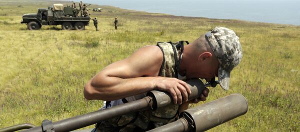 Anti-aircraft gunners of Ukrainian forces take part in exercises not far from southeastern city of Mariupol, Donetsk region on July 7, 2015 - Sputnik International