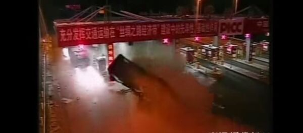 Truck of Watermelons Smashes into Toll Booth in China Truck of Watermelons Smashes into Toll Booth in China - Sputnik International