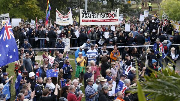 Opposing protest groups, from the Reclaim Australia anti-islam group (foreground) and those calling for an end to racism (background) are separated by a police line in Brisbane, July 19, 2015 - Sputnik International