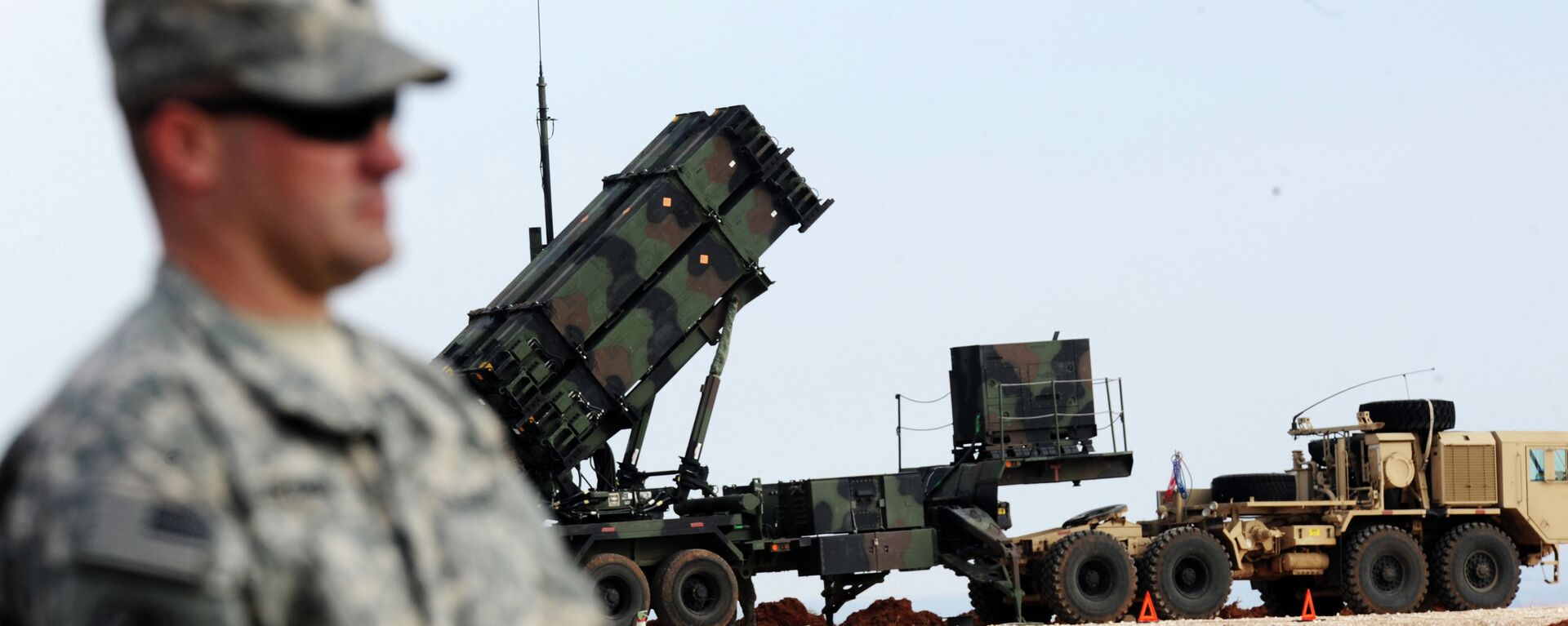 A US soldier stands in front of a Patriot missile system at a Turkish military base in Gaziantep on February 5, 2013 - Sputnik International, 1920, 11.09.2021