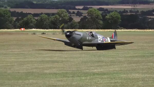 Dramatic moment a Spitfire lands without any wheels - Sputnik International