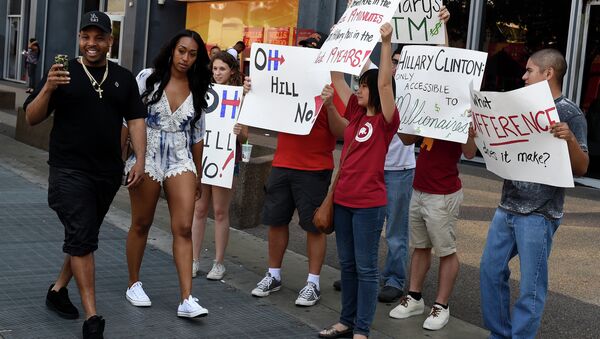 Members of the Californian College Republicans protest against presidential candidate Hillary Clinton's fundraising visit outside the Democratic Party offices in Los Angeles, California on June 19, 2015 - Sputnik International