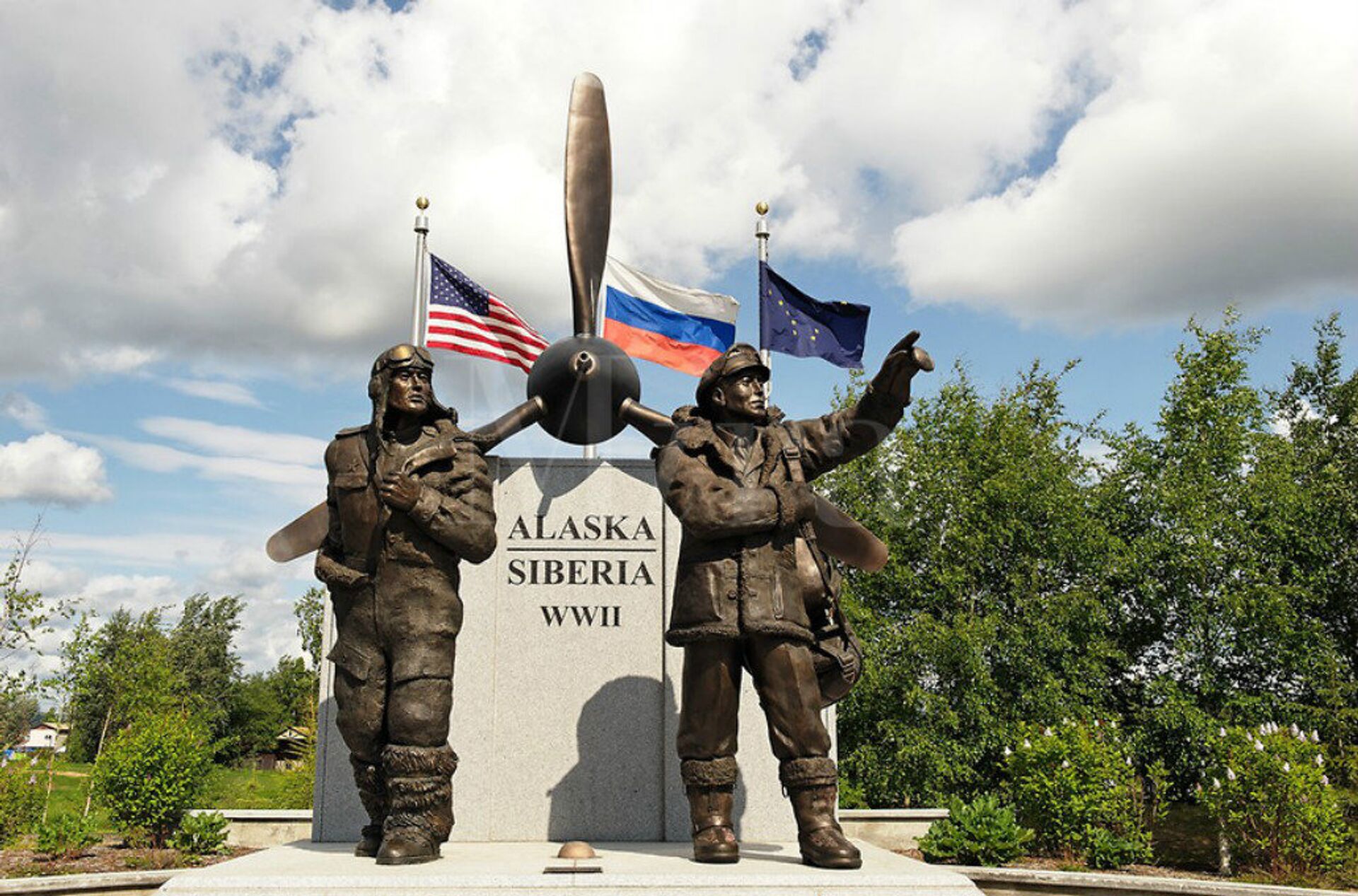 The Lend-Lease monument in Fairbanks was created by famous Alaskan sculptor Richard Wallen. Opened in the summer of 2006, it features two pilots –one Soviet and one American, looking confidently toward the sky. - Sputnik International, 1920, 22.10.2021