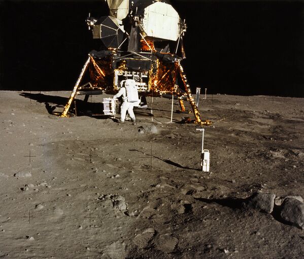 Apollo 11 - Sputnik International