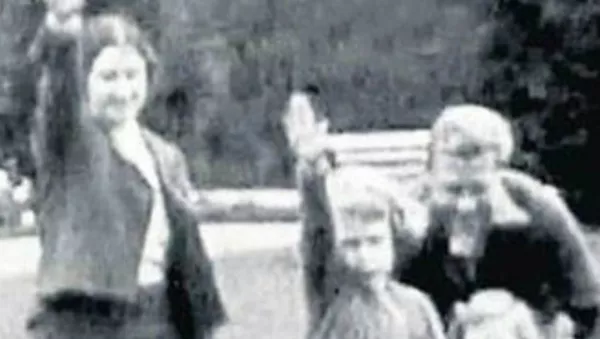 The Royal Family Salute: Leaked Video Shows British Monarch in Nazi Gesture - Sputnik International