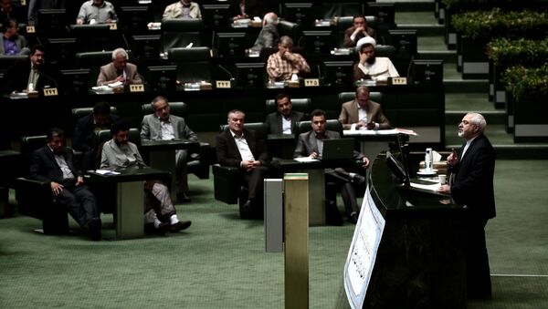 Iran's Foreign Minister Mohammad Javad Zarif (R) speaks in the parliament in Tehran on July 21, 2015 to defend last week's Vienna accord which will see the lifting of sanctions imposed on Iran because of its nuclear programme - Sputnik International