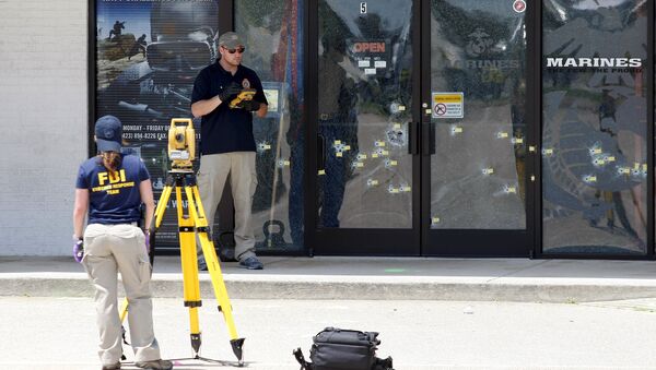 FBI agents continue their investigation at the Armed Forces Career Center in Chattanooga, Tennessee July 17, 2015. - Sputnik International