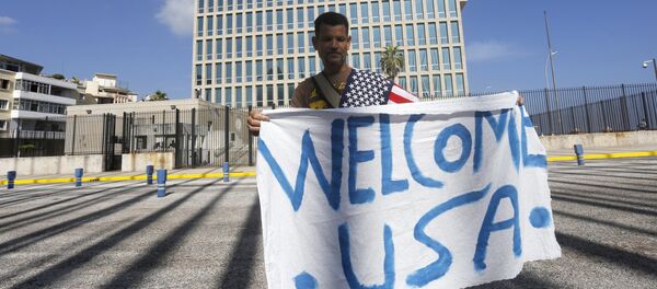 A man hold a banner in front of the U.S. Interests Section in Havana July 20, 2015 A man hold a banner in front of the U.S. Interests Section in Havana July 20, 2015 - Sputnik International