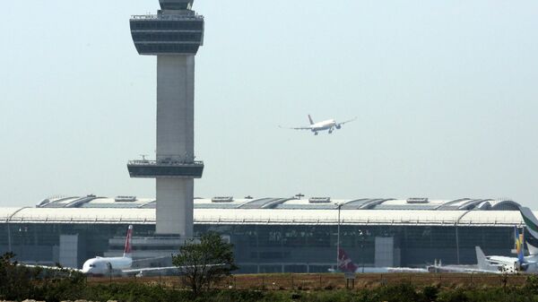 An aircraft flies past the control tower as it prepares to land at New York's John F Kennedy Airport, May 25, 2015 - Sputnik International