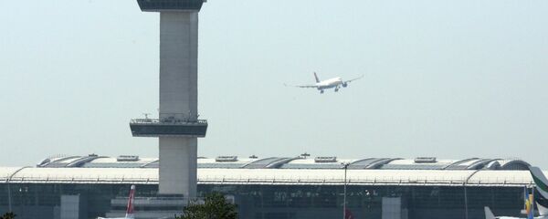 An aircraft flies past the control tower as it prepares to land at New York's John F Kennedy Airport, May 25, 2015 - Sputnik International