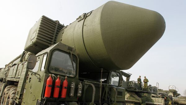 Topol M missile system shown at Alabino range near Moscow - Sputnik International