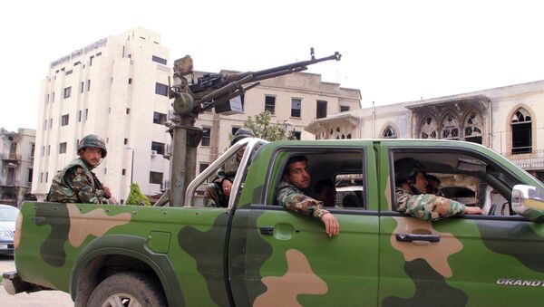 Syrian soldiers patrol Homs streets. - Sputnik International