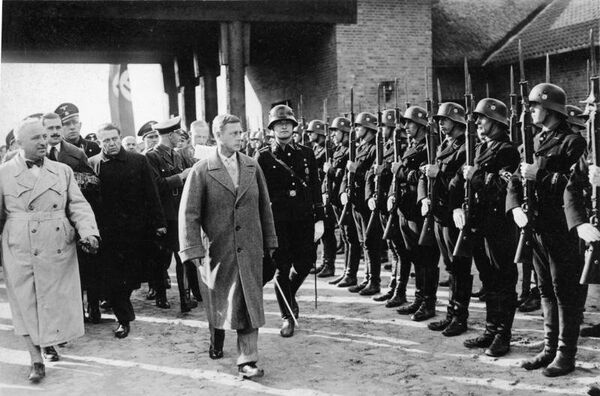 Edward VIII reviewing a squad of SS with Robert Ley, 1937 Edward VIII reviewing a squad of SS with Robert Ley, 1937 - Sputnik International