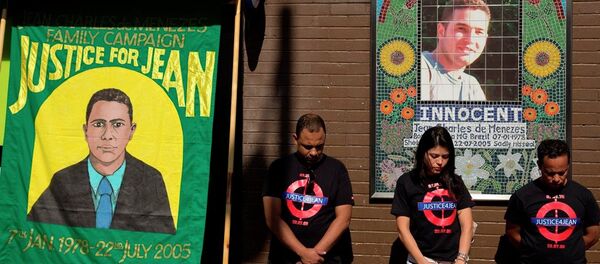 Cousins Alessandro Pereira, right, Vivian Figueiredo and friend Erionaldo da Silva, left, observe a minute's silence on the 10-year-anniversary of the death of 27-year-old Brazilian electrician Jean Charles de Menezes, shot by British police who thought he was a terrorist in the tense aftermath of deadly 2005 London subway bombings, at Stockwell station in London, Wednesday, July 22, 2015. - Sputnik International
