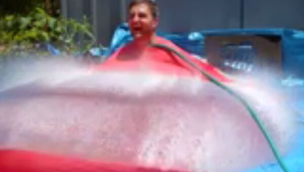 Man Fills Himself Up in Water Balloon - Sputnik International