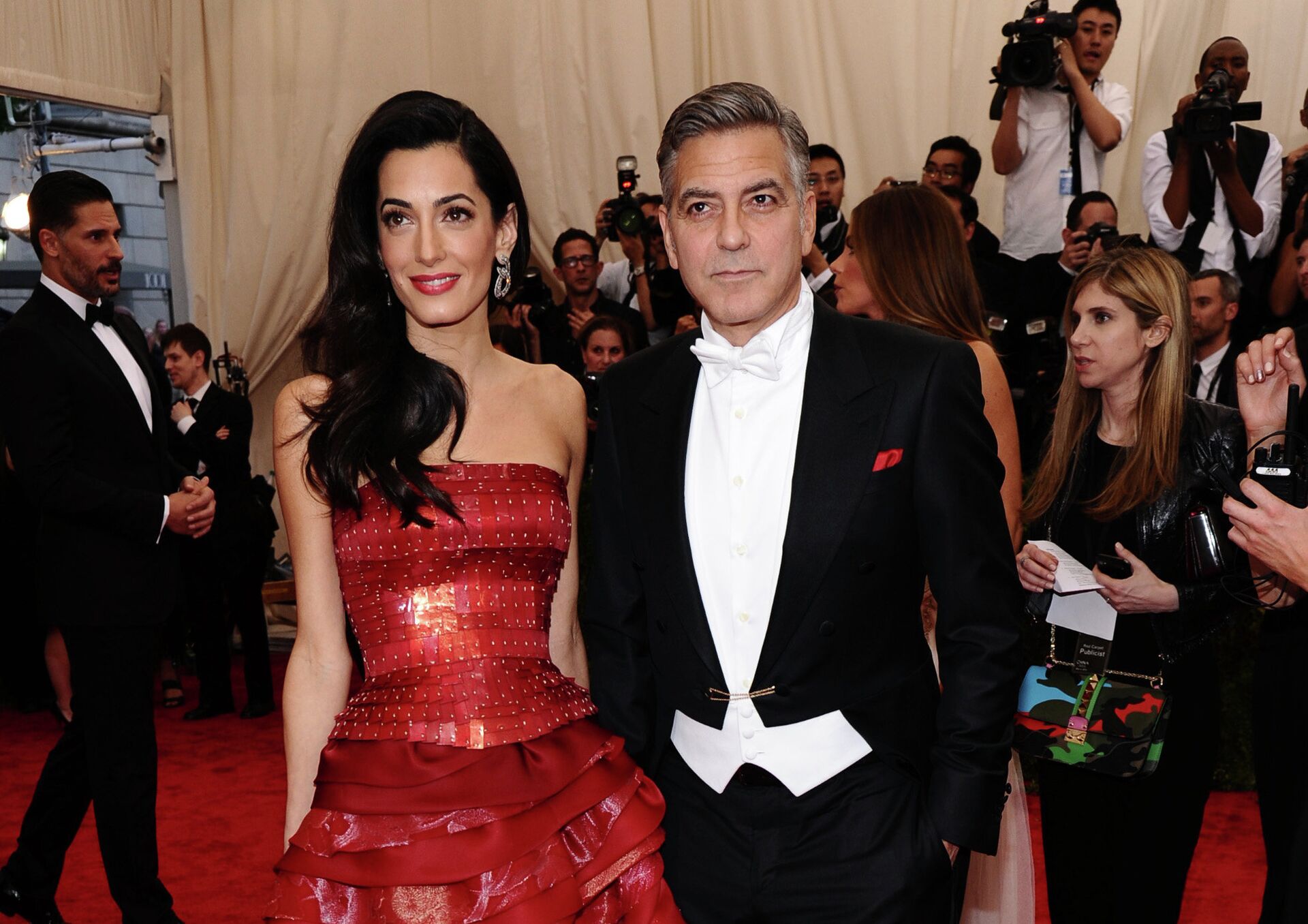 Amal and George Clooney arrive at The Metropolitan Museum of Art's Costume Institute benefit gala. - Sputnik International, 1920, 06.11.2021