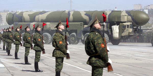 Russian soldiers stand near a Topol-M ICBM while participating in a rehearsal for the nation's Victory Day parade outside Moscow in Alabino on April 22, 2008 Russian soldiers stand near a Topol-M ICBM while participating in a rehearsal for the nation's Victory Day parade outside Moscow in Alabino on April 22, 2008 - Sputnik International