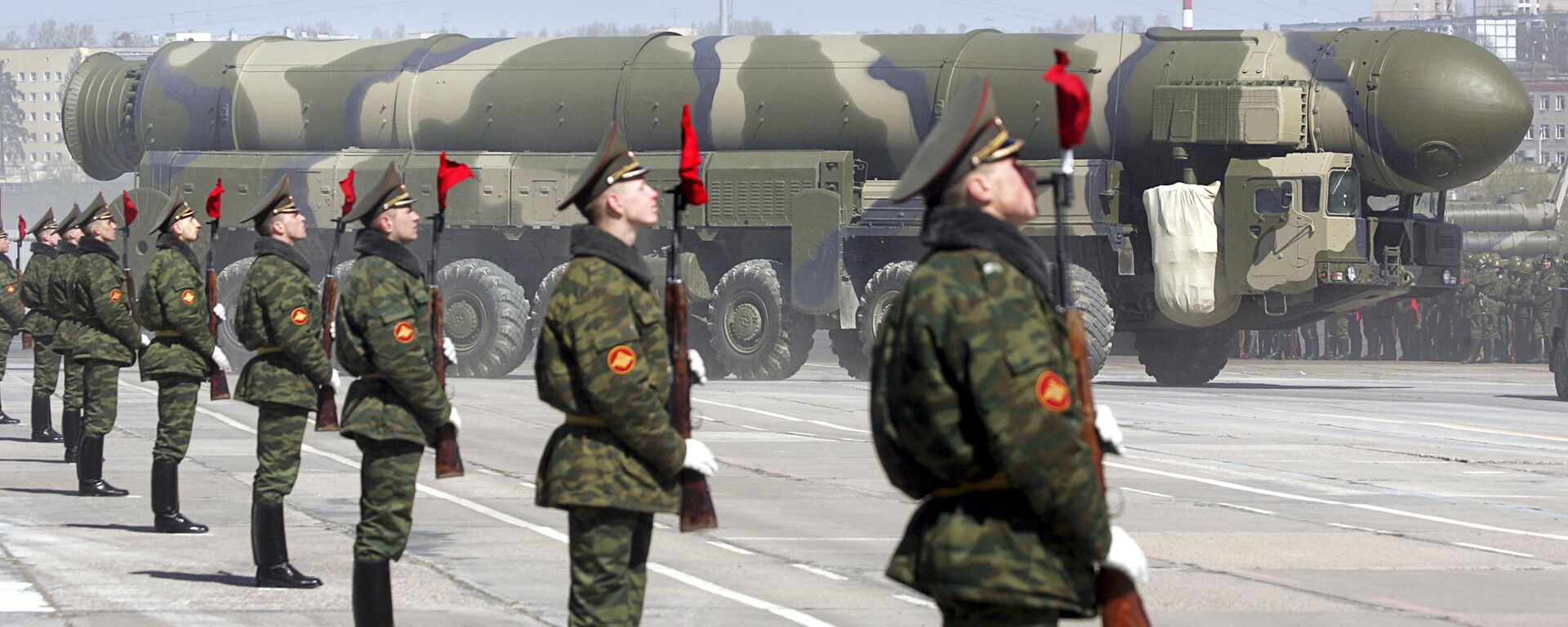 Russian soldiers stand near a Topol-M ICBM while participating in a rehearsal for the nation's Victory Day parade outside Moscow in Alabino on 22 April 2008 - Sputnik International, 1920, 07.08.2020