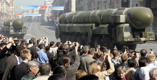 People look at Topol-M ICBM passing by during a rehersal for the nation's Victory Day parade in Moscow on May 5, 2008 - Sputnik International