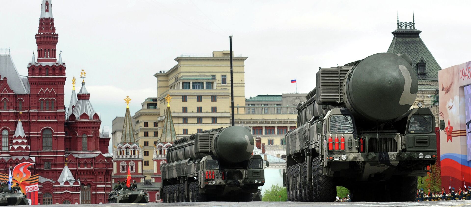 Russian Topol-M ballistic missiles drive through Red Square during a Victory Day parade rehearsal in Moscow on May 6, 2010 - Sputnik International, 1920, 24.05.2021