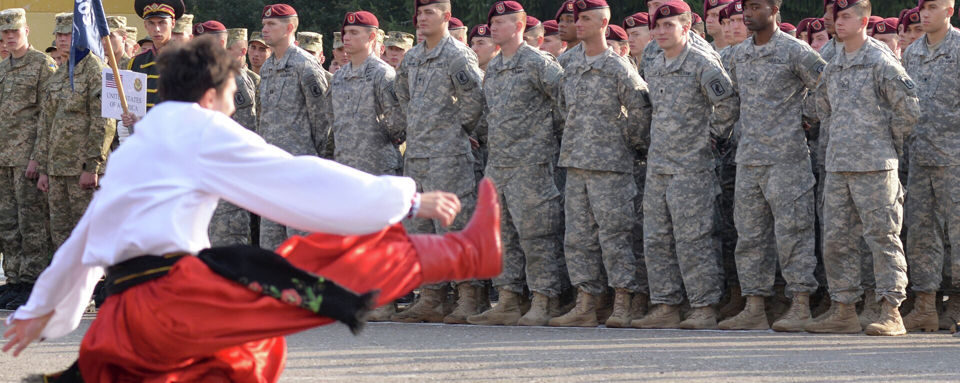 A dancer in Ukrainian national costume performs during the opening ceremony of the Rapid Trident military exercises on September 15, 2014 near the western Ukrainian town of Yavoriv - Sputnik International, 1920, 27.01.2022