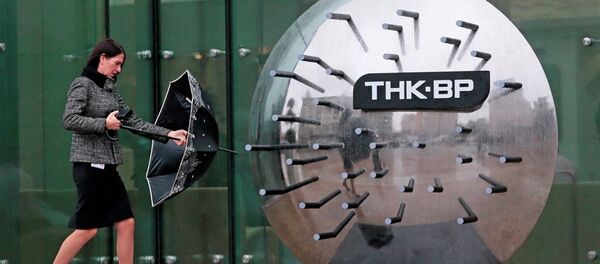 A woman walks outside the TNK-BP headquarters in Moscow, Russia. A woman walks outside the TNK-BP headquarters in Moscow, Russia. - Sputnik International