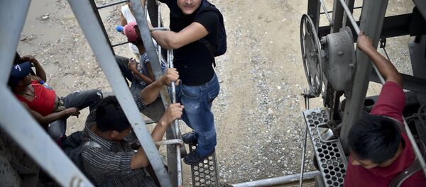 Central American migrants ride the train called The Beast in their attemp to reach the border between Mexico and The United States. - Sputnik International