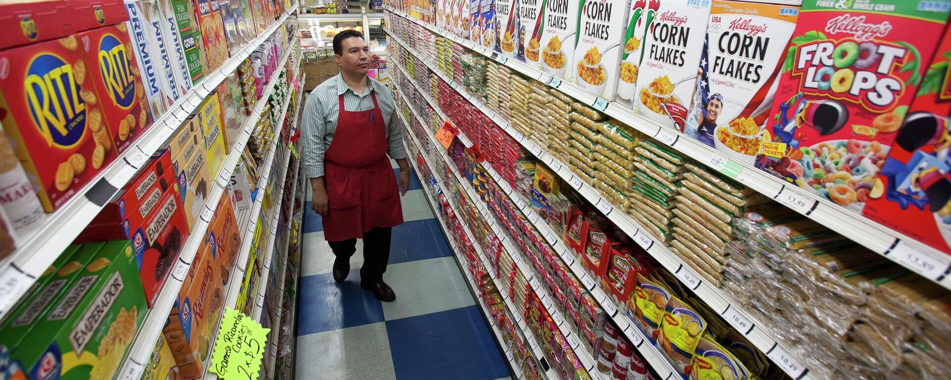 A grocery store employee walks through an aisle. - Sputnik International, 1920, 14.07.2022