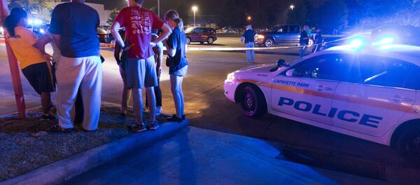 Bystanders watch over the scene at a movie theatre where a man opened fire on film goers in Lafayette, Louisiana July 23, 2015 Bystanders watch over the scene at a movie theatre where a man opened fire on film goers in Lafayette, Louisiana July 23, 2015 - Sputnik International