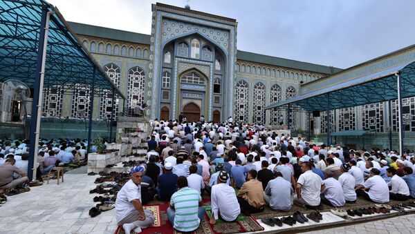 Muslims in Dushanbe celebrate the end of the Holy Month of Ramadan. - Sputnik International