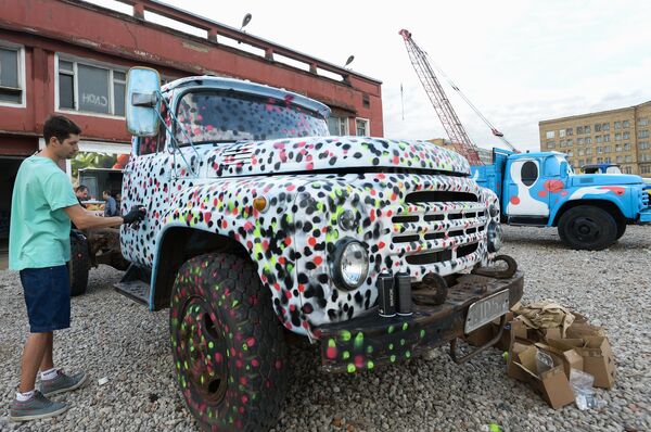 Artists transform old Russian trucks with bright colors and creative patterns. - Sputnik International