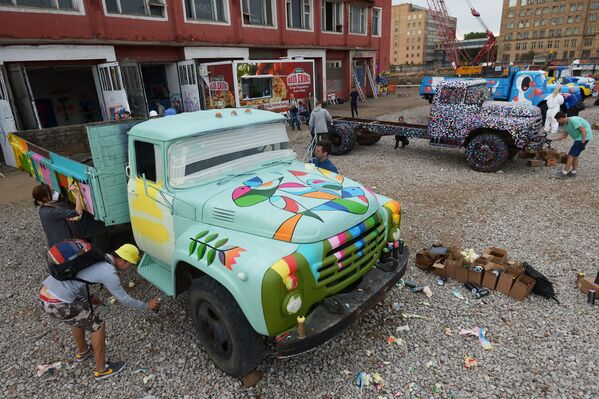 Artists painting ZiL trucks at the former Moscow Joint-Stock Company Likhachov Plant. - Sputnik International