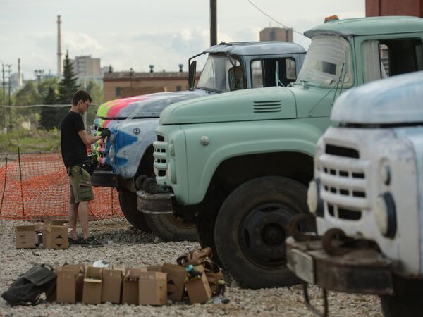 An artist painting ZiL trucks at the former Moscow Joint-Stock Company Likhachov Plant. - Sputnik International