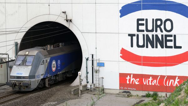 A EuroTunnel train coming out of the Channel Tunnel, owned by EuroTunnel, on in Coquelles, northern France. - Sputnik International