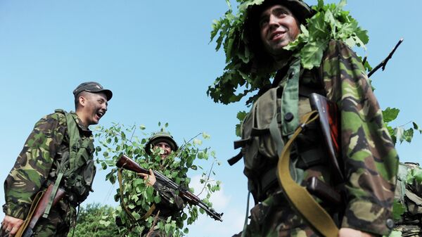 Ukrainian servicemen wearing camouflage take part in a military drill with US troops in Yavoriv polygon, Lviv district, western Ukraine, on July 22, 2015 - Sputnik International