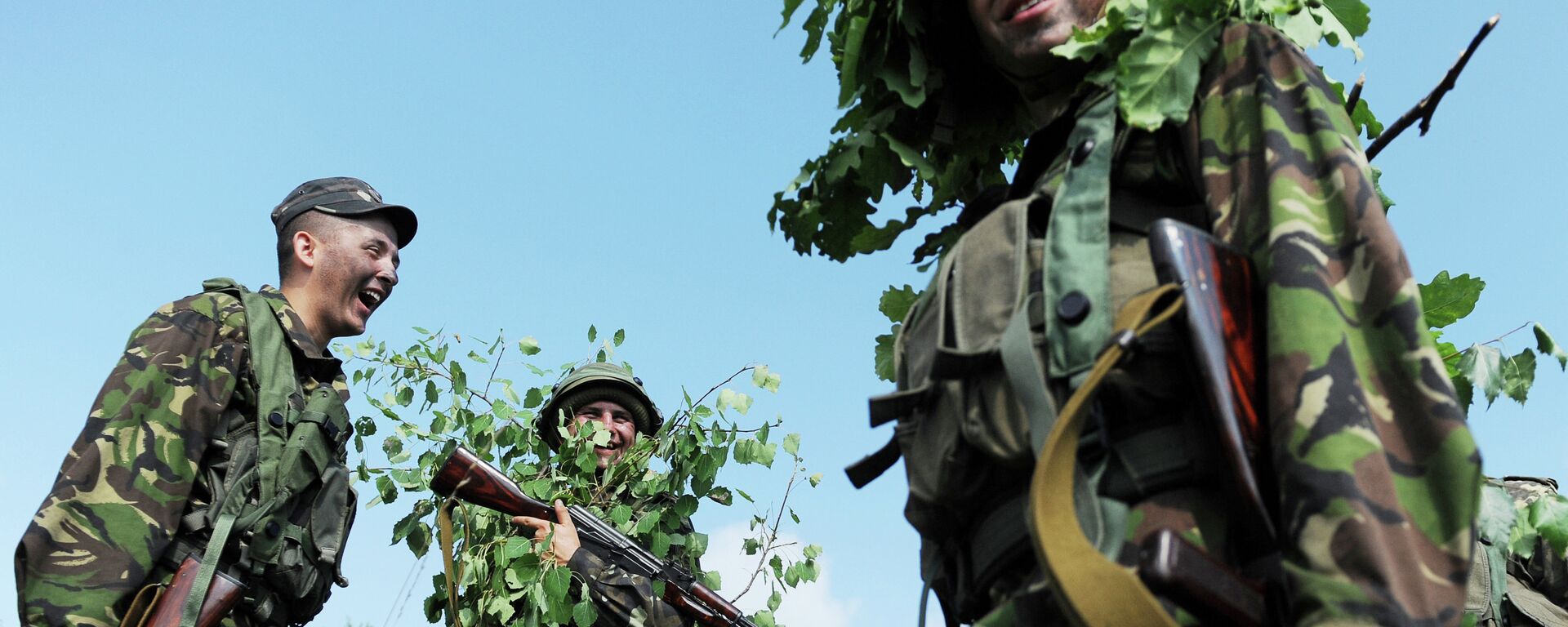 Ukrainian servicemen wearing camouflage take part in a military drill with US troops in Yavoriv polygon, Lviv district, western Ukraine, on July 22, 2015 - Sputnik International, 1920, 05.12.2021