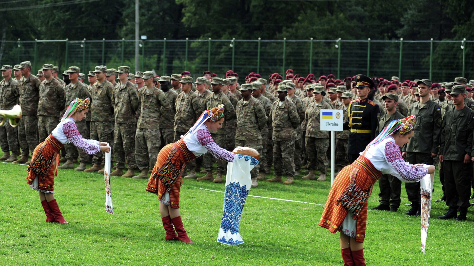 Ukrainian folk dancers perform for Ukrainian and US servicemen in a ceremony for joint-drill exercises between the two countries in Yavoriv polygon, Lviv district, western Ukraine on 20 July 2015 - Sputnik International, 1920, 07.06.2021