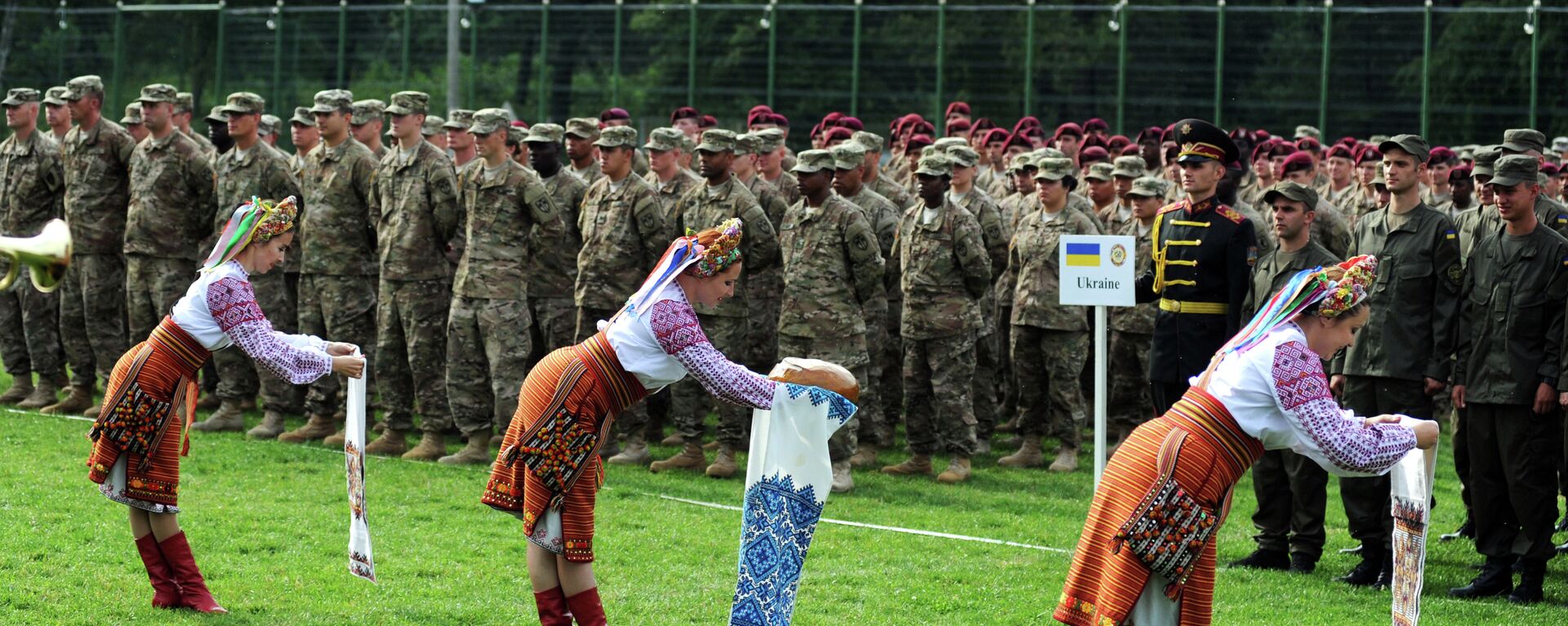 Ukrainian folk dancers perform for Ukrainian and US servicemen in a ceremony for joint-drill exercises between the two countries in Yavoriv polygon, Lviv district, western Ukraine on 20 July 2015 - Sputnik International, 1920, 07.06.2021