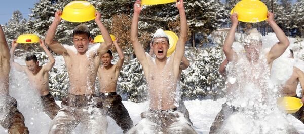 This picture taken on February 26, 2015 shows Chinese People's Liberation Army (PLA) soldiers training in the snow in Heihe, northeast China's Heilongjiang province - Sputnik International