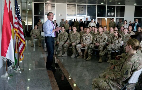 US Defence Secretary Ashton Carter (C) talks to multinational troops at the Arbil International Airport in the capital of the autonomous northern Iraqi region on July 24, 2015 US Defence Secretary Ashton Carter (C) talks to multinational troops at the Arbil International Airport in the capital of the autonomous northern Iraqi region on July 24, 2015 - Sputnik International